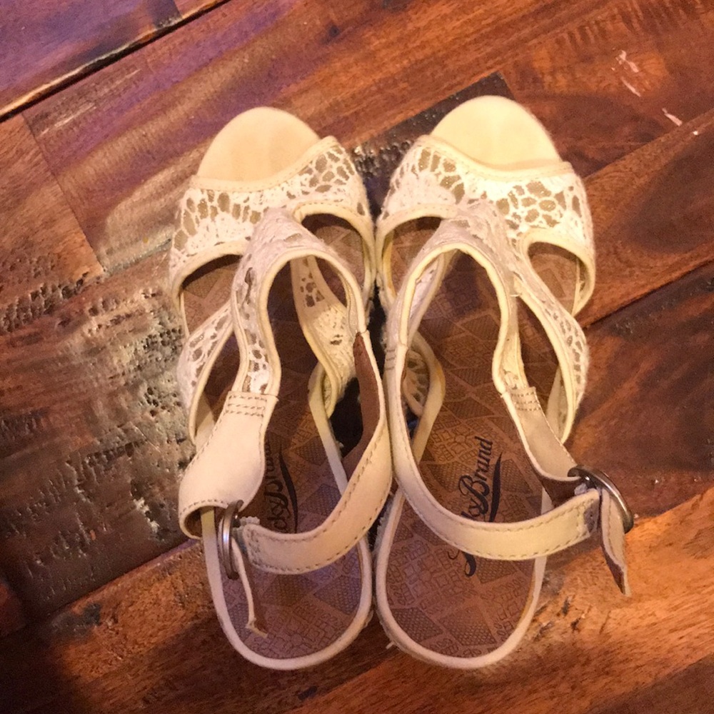 Lucky brand beige size 6 floral embroidered wedges